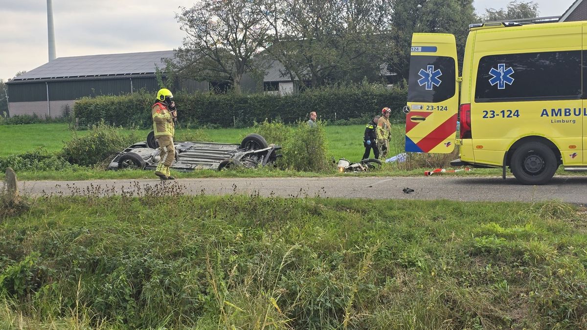 Auto ondersteboven na botsing met motor in Egchel: beide bestuurders gewond