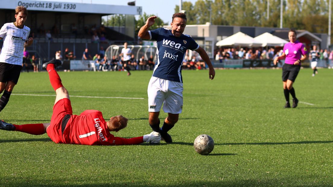 Valentijn van Keulen gaat naar de grond. Kloetinge krijgt een penalty.