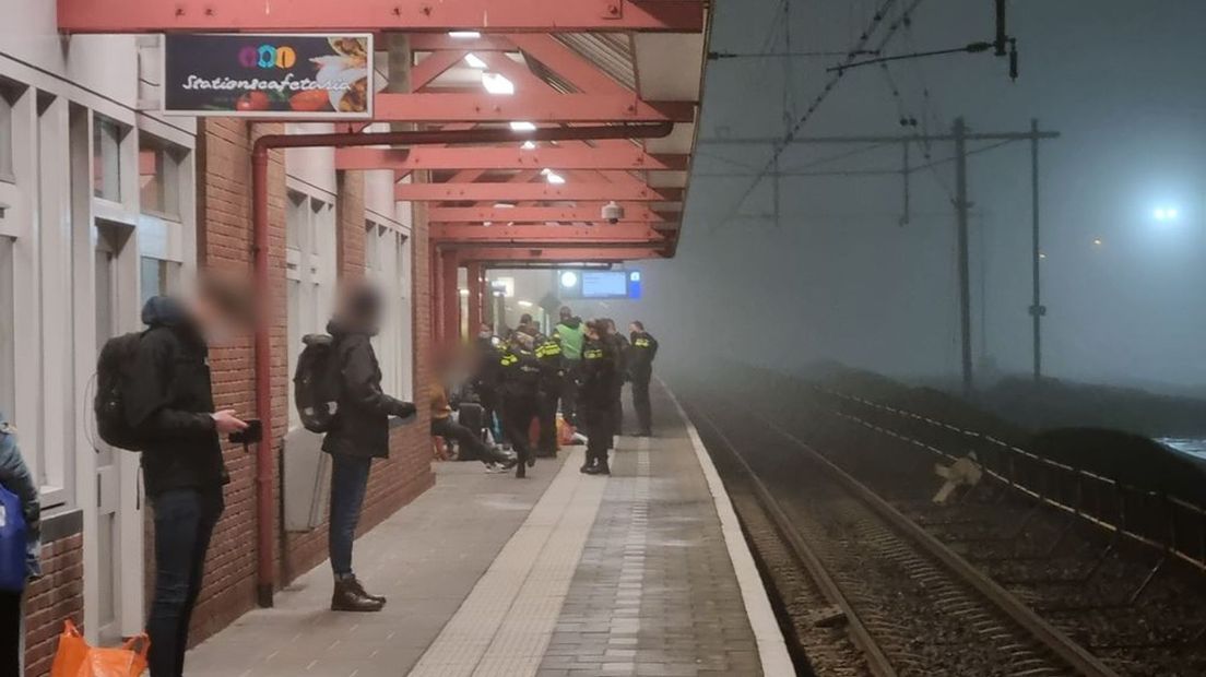 De politie hield het vijftal korte tijd geboeid op het perron.