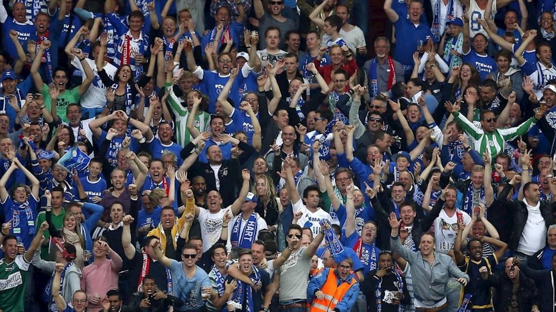 2.000 PEC Zwolle-supporters in Praag