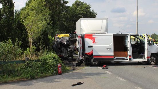 Gewonden door aanrijding • nepagenten actief. Gewonden door aanrijding • nepagenten actief.