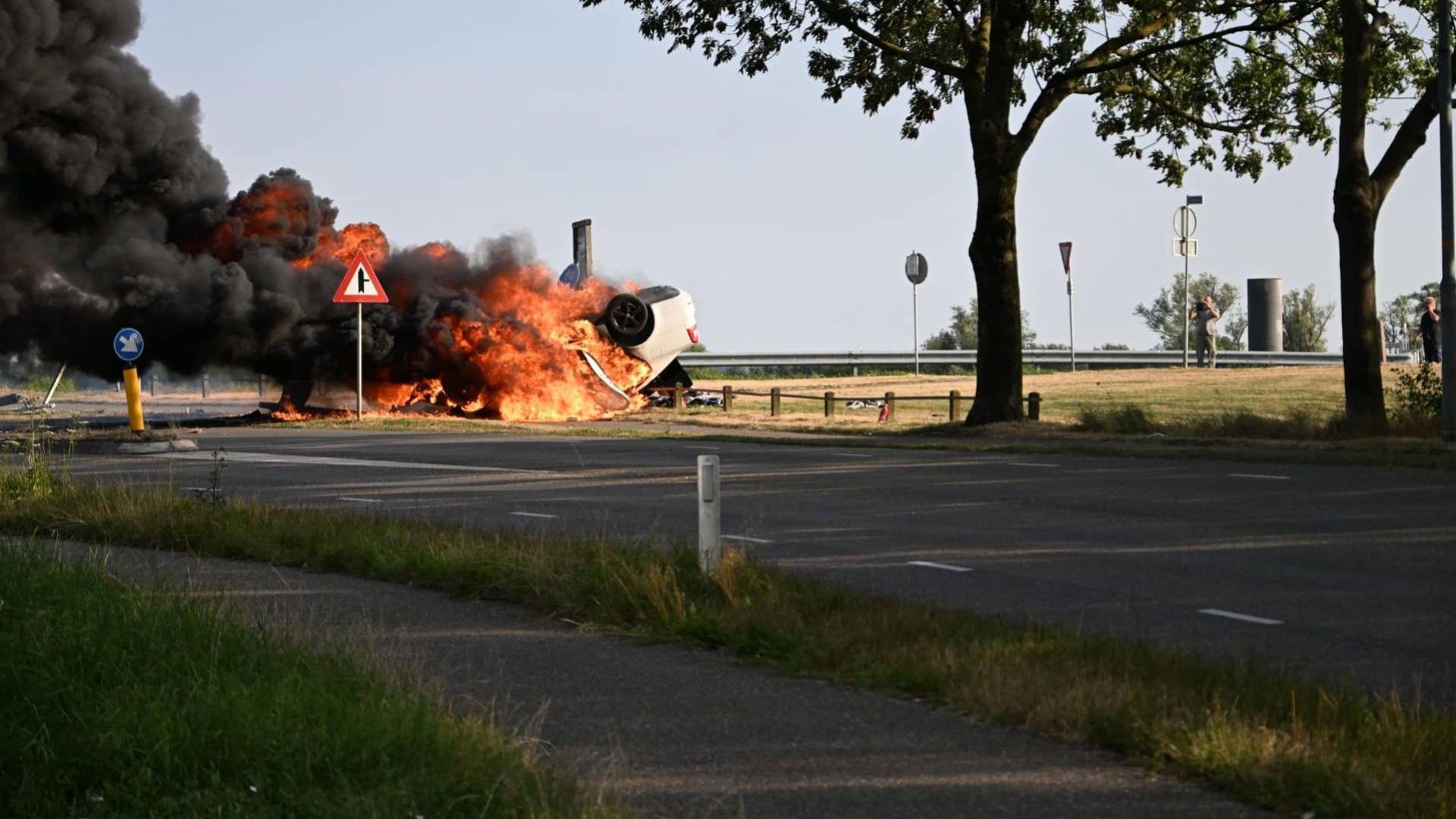 De auto brandde volledig uit.