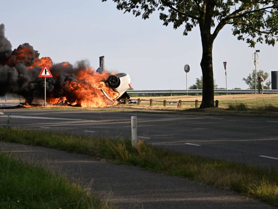 De auto brandde volledig uit.