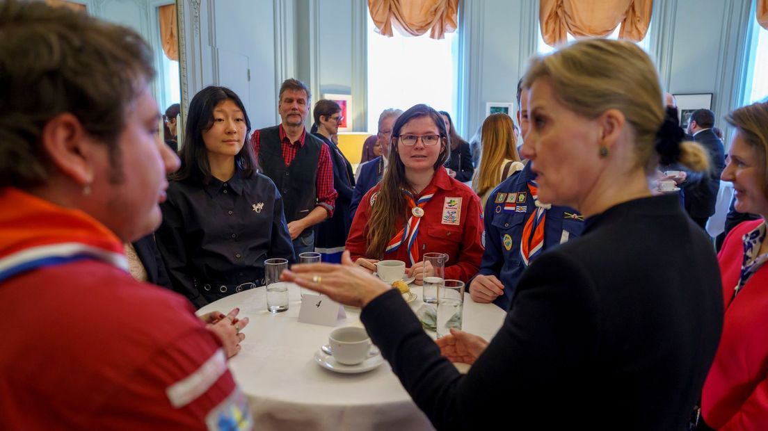 Gravin Sophie Rhys-Jones spreekt de scouts toe.