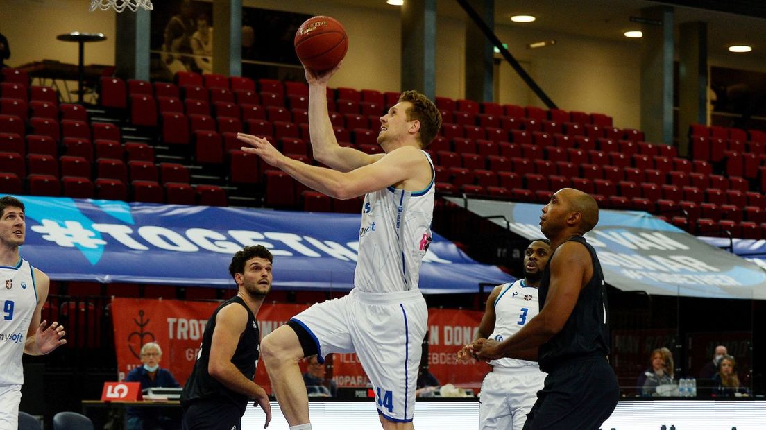 Thomas Koenis gaat richting de basket (archief)