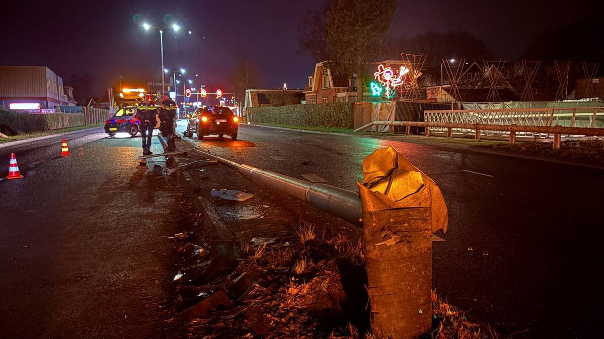 112 Nieuws: Auto ramt lantaarnpaal in Hardenberg