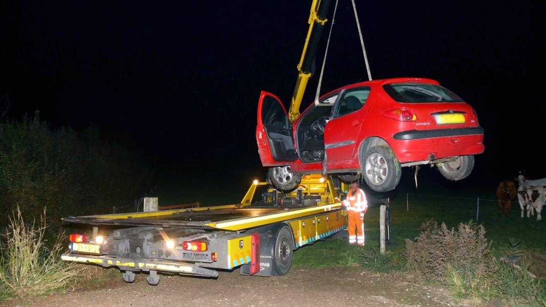 Auto die in sloot belandde bij Aagtekerke wordt getakeld