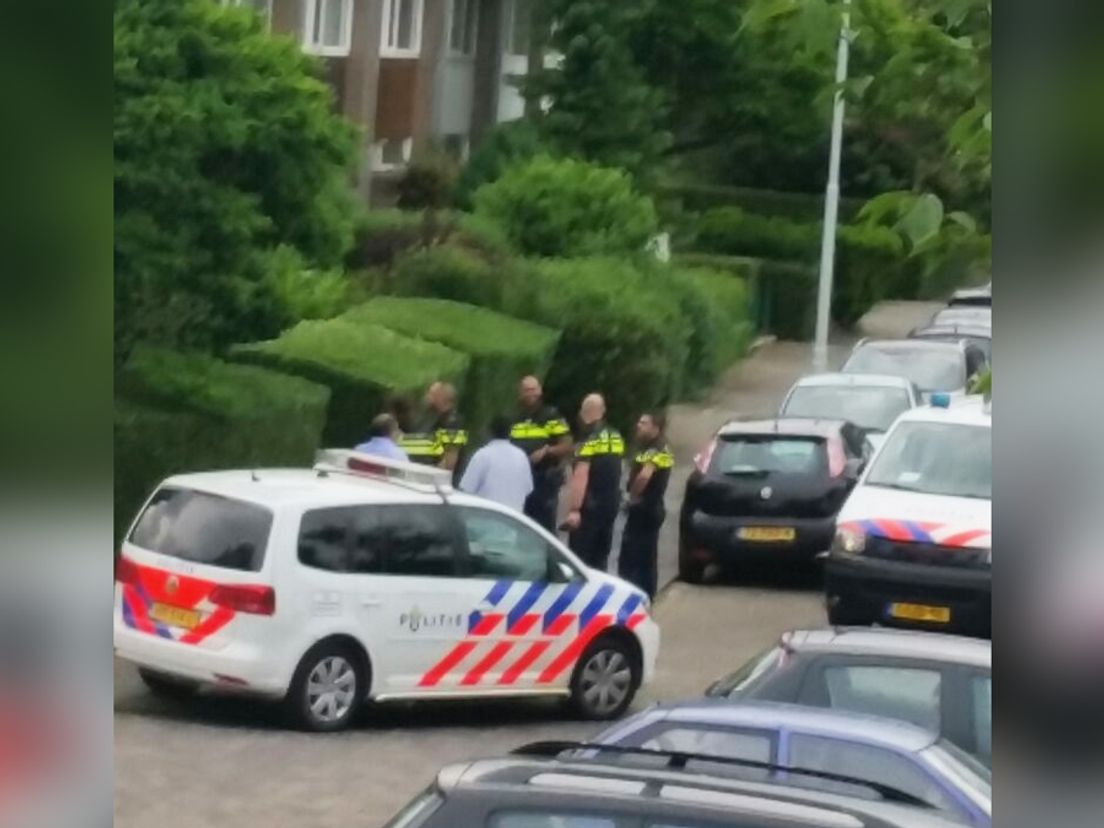 Buurtbewoners omsingelen huis met inbrekers