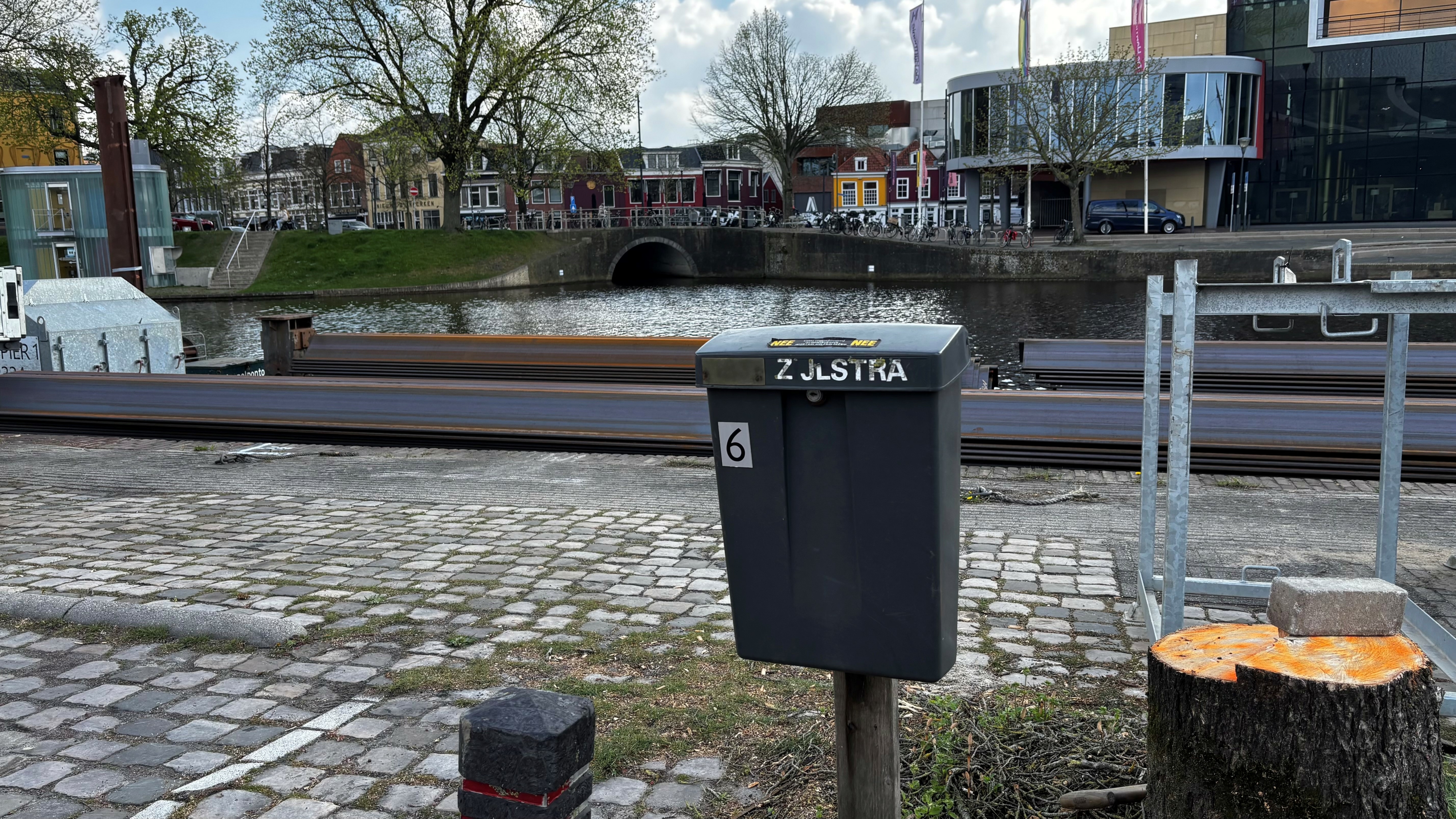 De brievebus stiet der noch, mar Piet Zijlstra syn skip leit no oan de oare kant