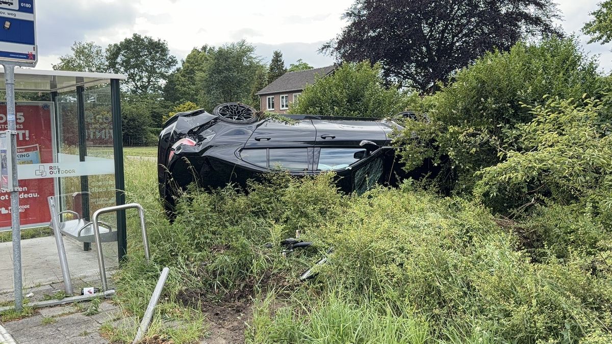 BMW crasht na rotonde in Ysselsteyn en belandt op zijkant achter bushokje