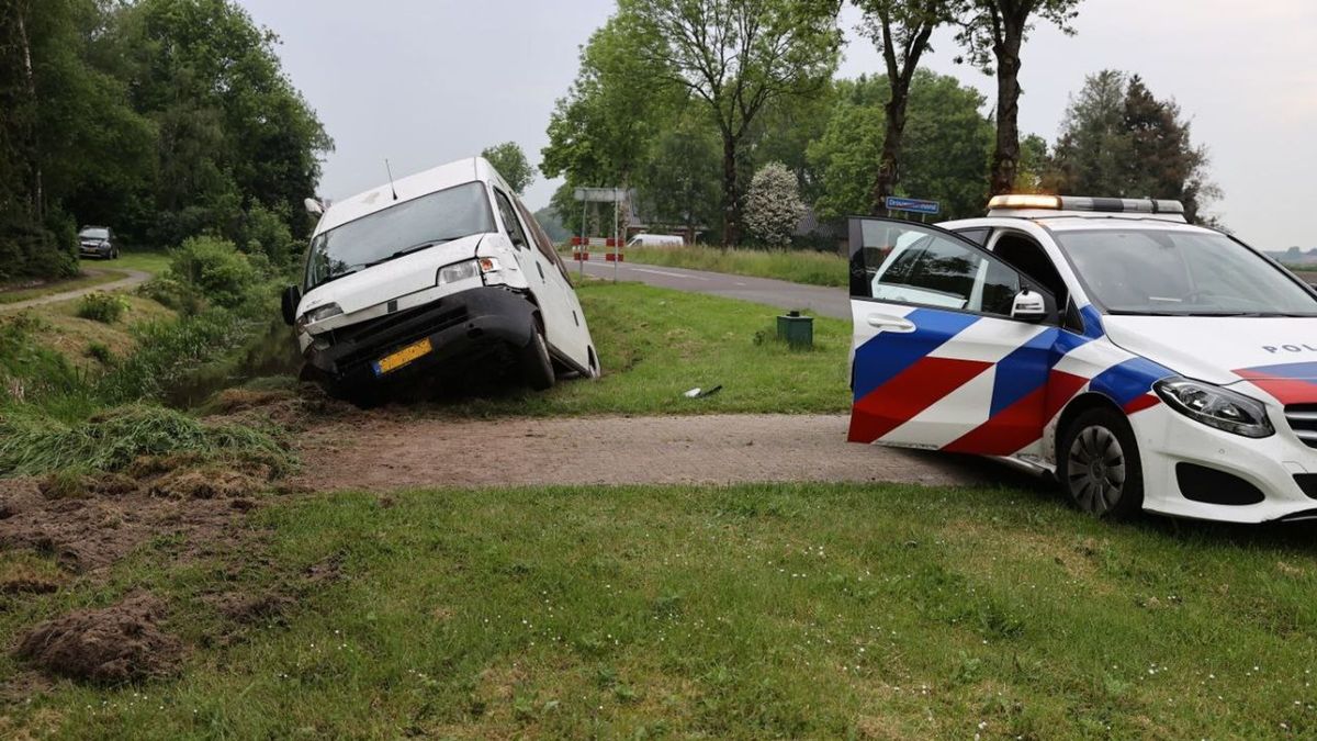 Camper belandt bij Drouwenermond in berm