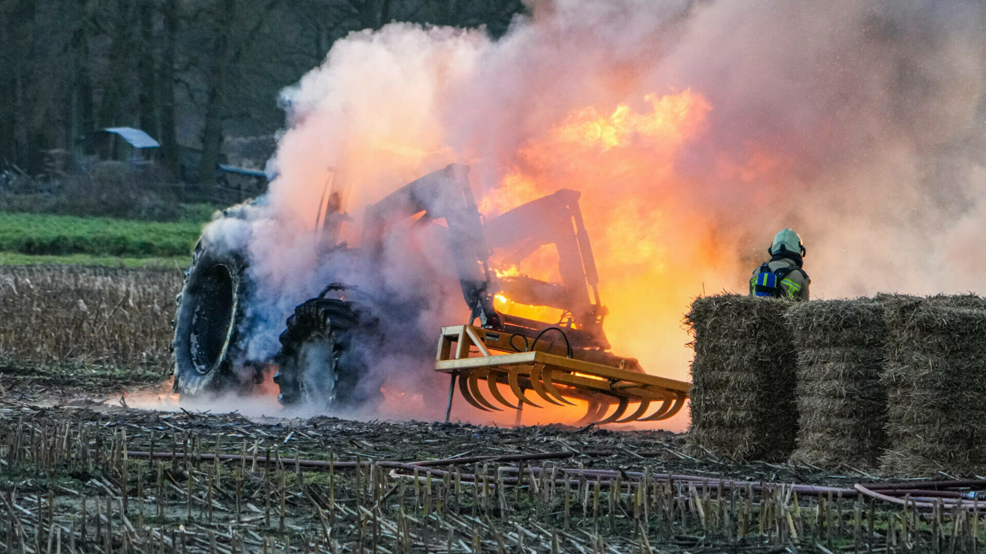 Trekker vliegt in brand in Coevorden