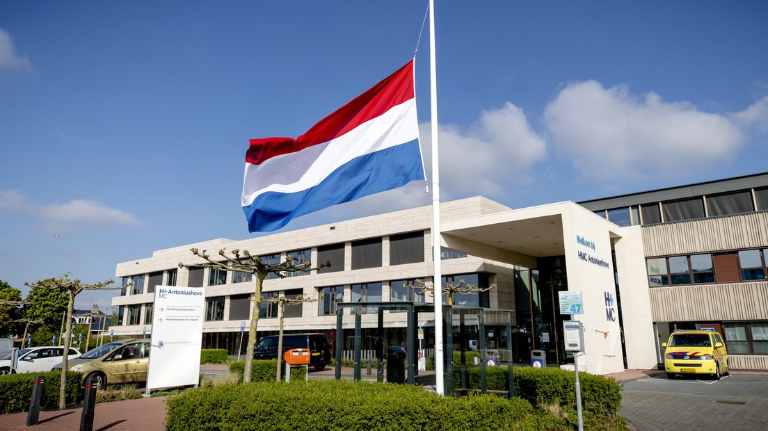 Bij ziekenhuis HMC Antoniushove in Leidschendam hangt op 4 mei de vlag half stok