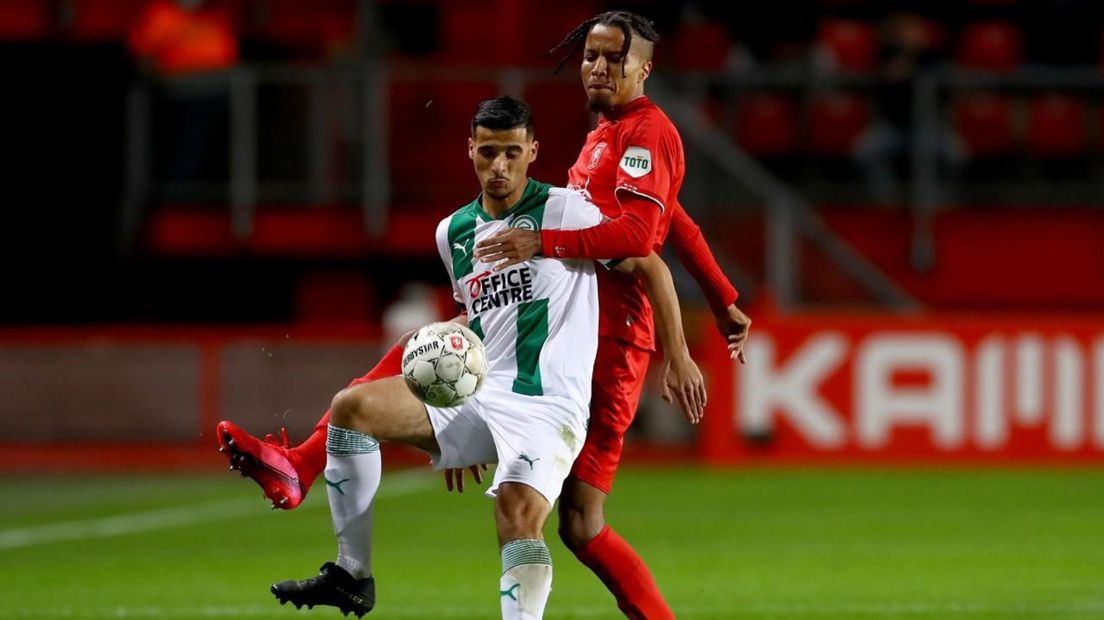 Mo El Hankouri in duel met Tyronne Ebuehi van FC Twente