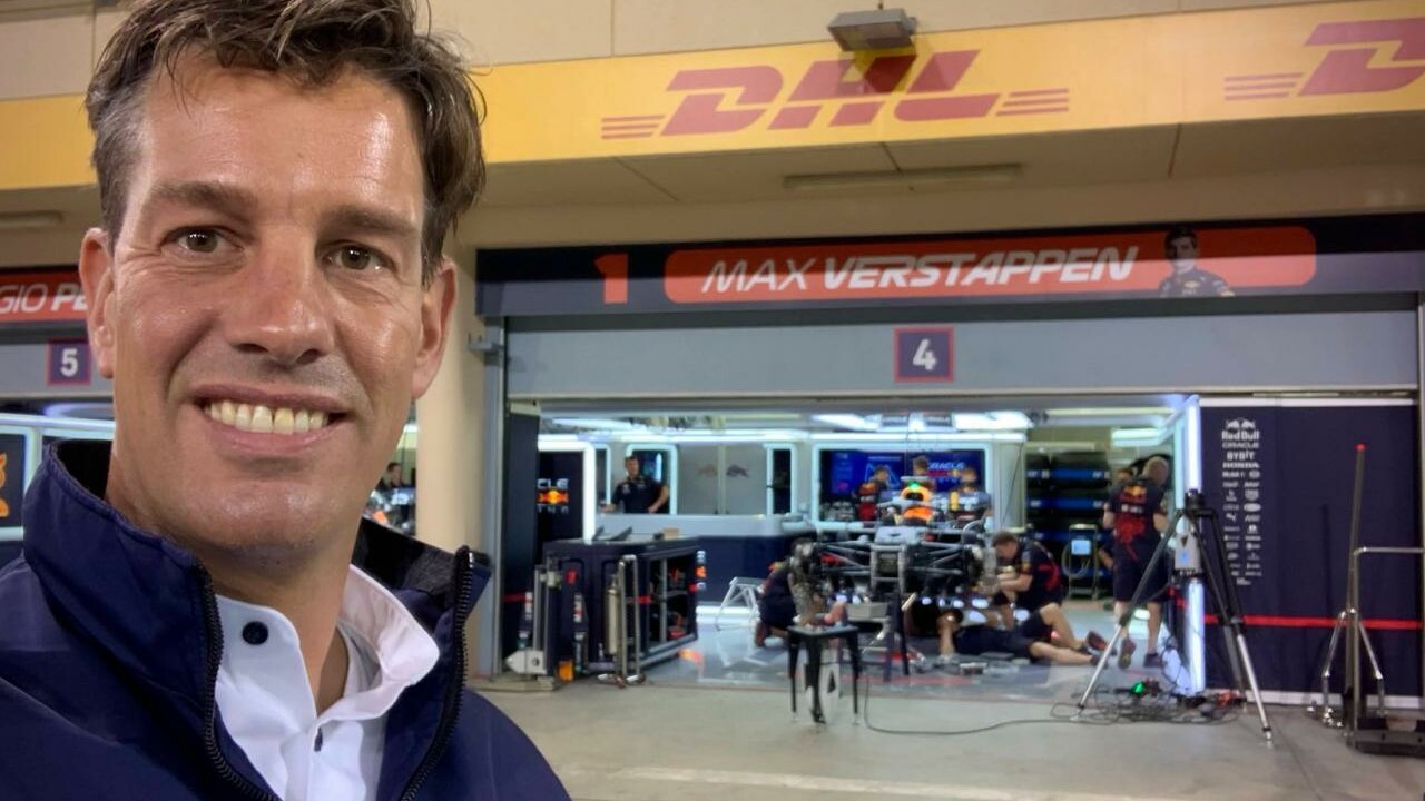 Joost Simons by de pitbox fan Max Verstappen op it sirkwy fan Bachrein