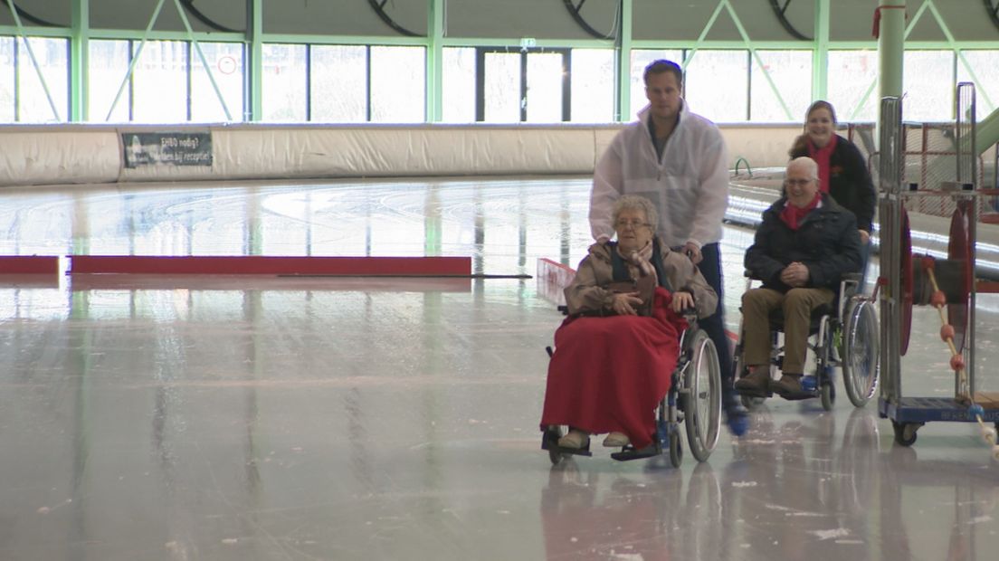Ouderen in de rolstoel op het ijs