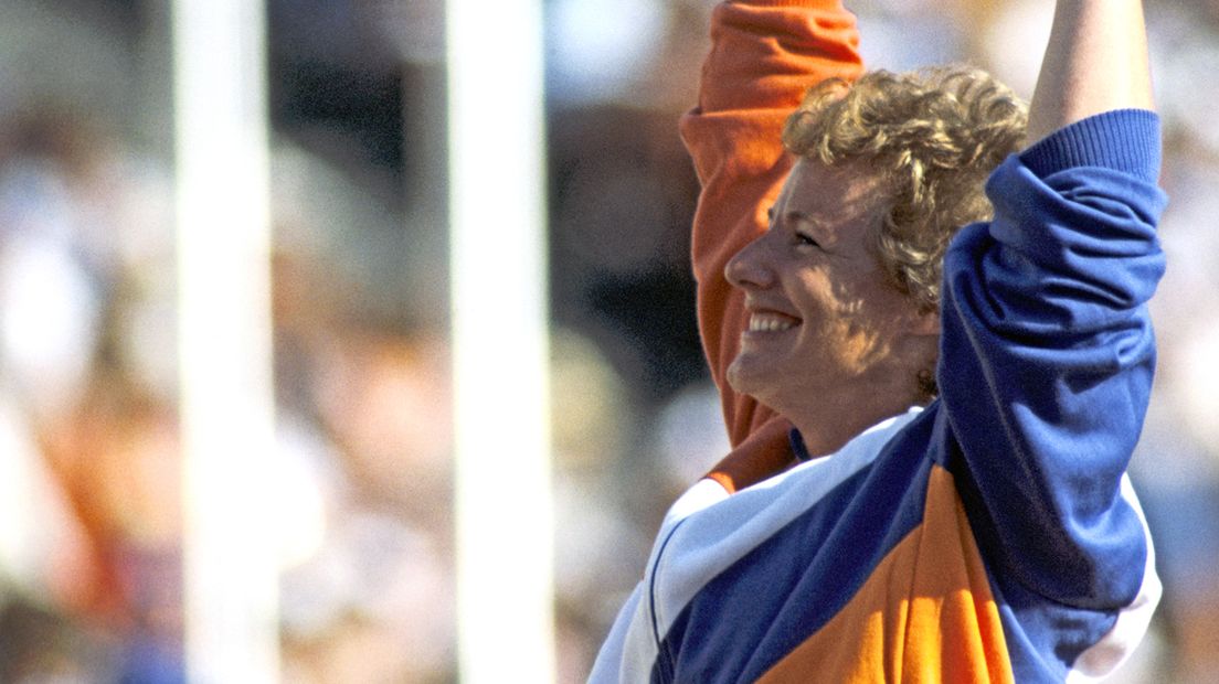 Ria Stalman tijdens de medaille uitreiking op de Olympische Spelen van 1984