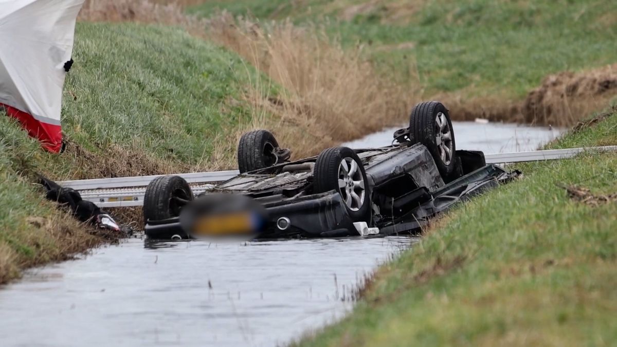 Lijnbus vast in berm op A31; weg richting Harlingen blijft dicht