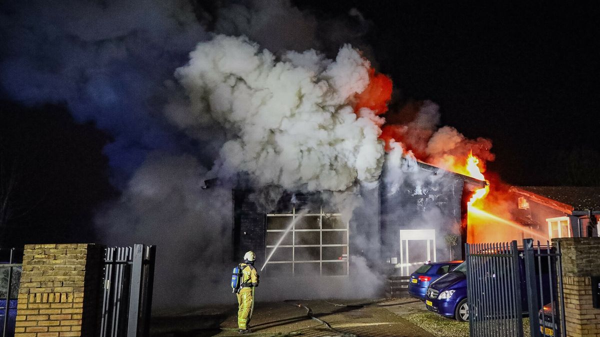 Brand bij loods van autobedrijf in Roden onder controle