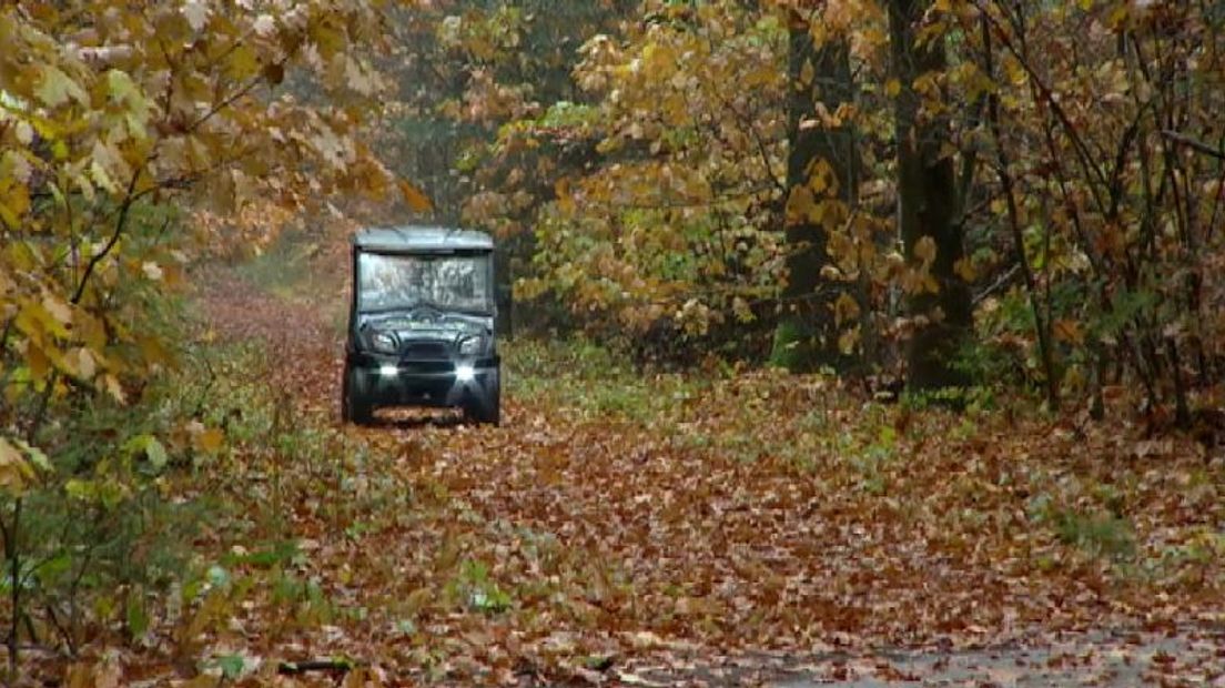 Ruud Haak organiseert excursies met elektrische jeeps langs highlights op de Hondsrug (Rechten: screenshot reportage RTV Drenthe)