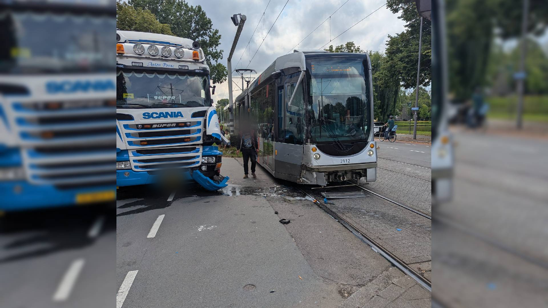 De schade aan zowel de tram als vrachtwagen is flink
