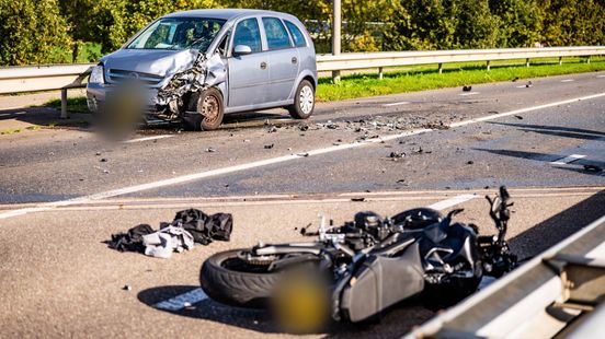 Motorrijder zwaargewond bij botsing. Motorrijder zwaargewond bij botsing.