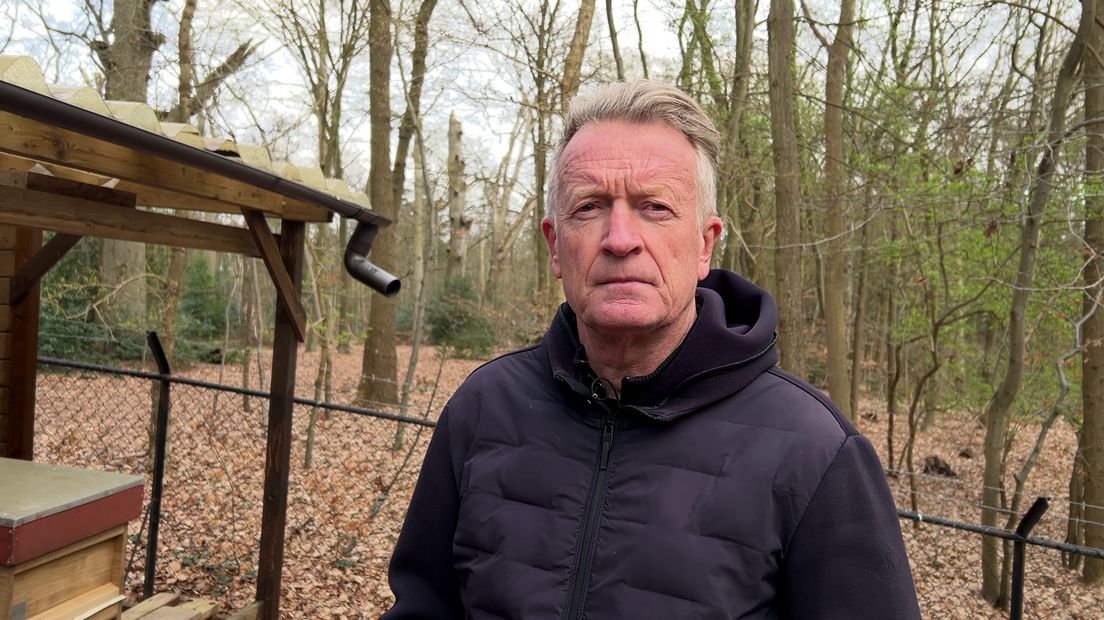 Gerard van Kouwen bij zijn bijenkasten