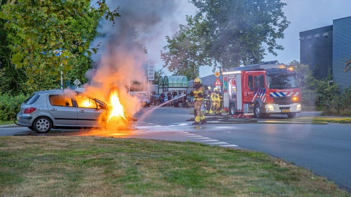 Auto vliegt tijdens het rijden in brand in Burgum