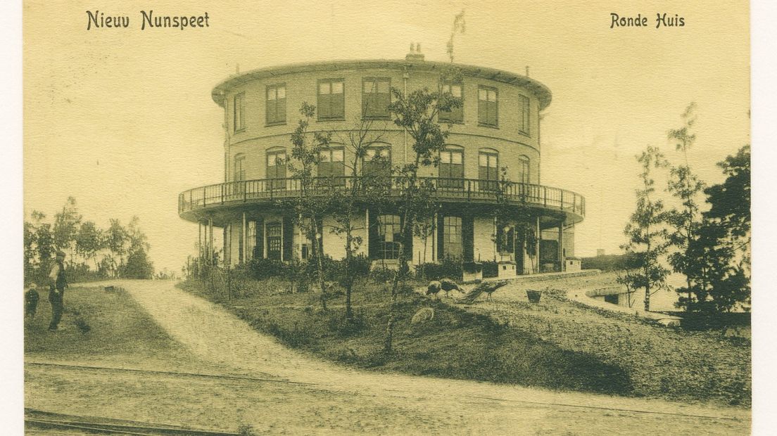 Er gebeuren de laatste tijd vreemde dingen op de plek waar zo'n 100 jaar geleden het Ronde Huis stond in de bossen van Nunspeet.