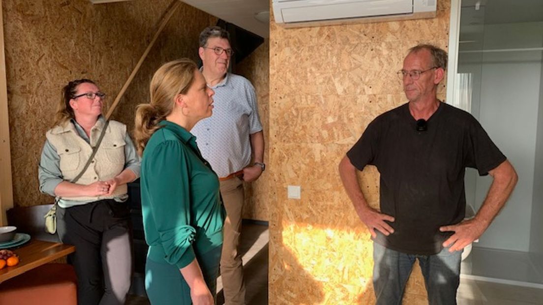 Demissionair minister Carola Schouten in gesprek met één van de bewoners van Het 8ste Werk
