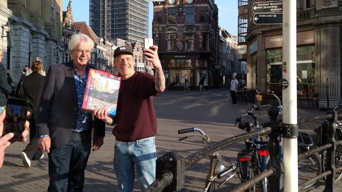 Frans Le Roux en JanIsDeMan tijdens de overhandiging van de legpuzzel.