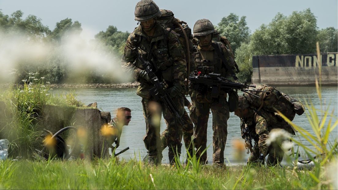 Binnenkort in Overijssel: gewapende militairen en pantserwagens