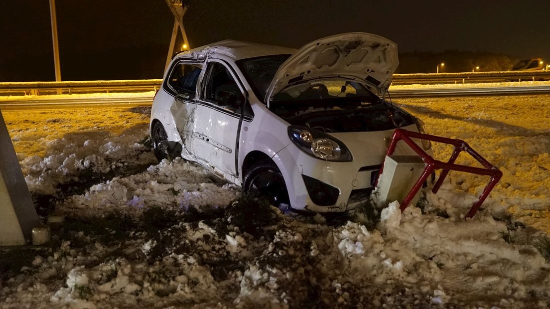 Auto vliegt over de kop in Deventer