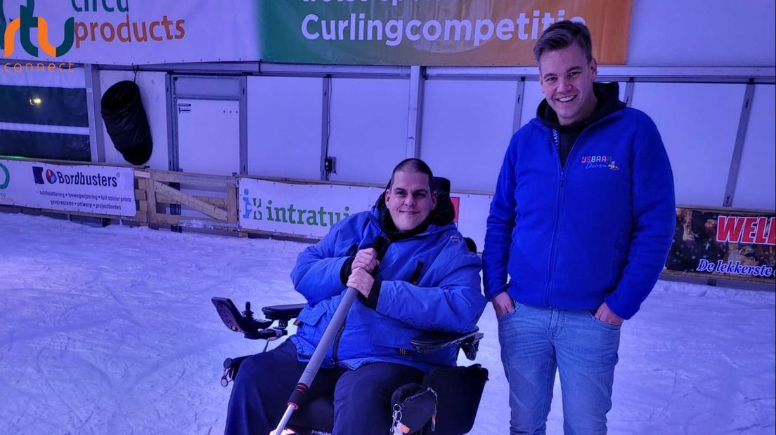 Fractieassistent Mathieu Maanders en organisator ijsbaan Joris van Zandvoort staan op het ijs