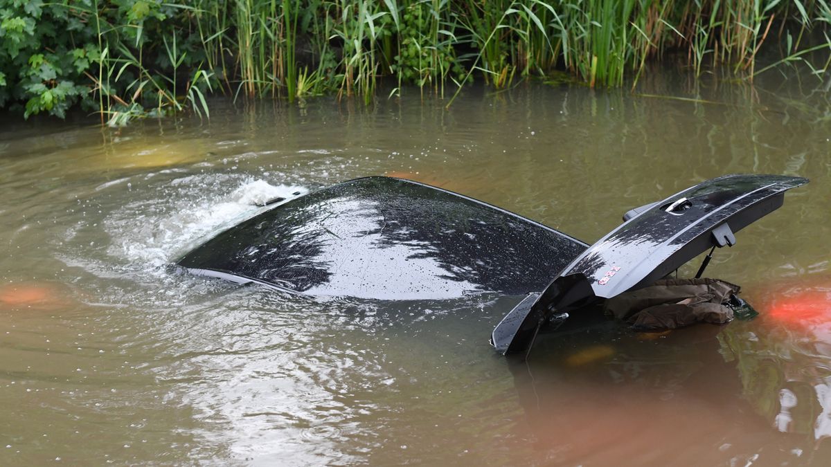 Auto te water in Linschoten, nat pak voor bestuurder