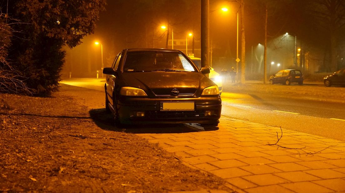Auto met vier lekke banden achtergelaten in Deventer