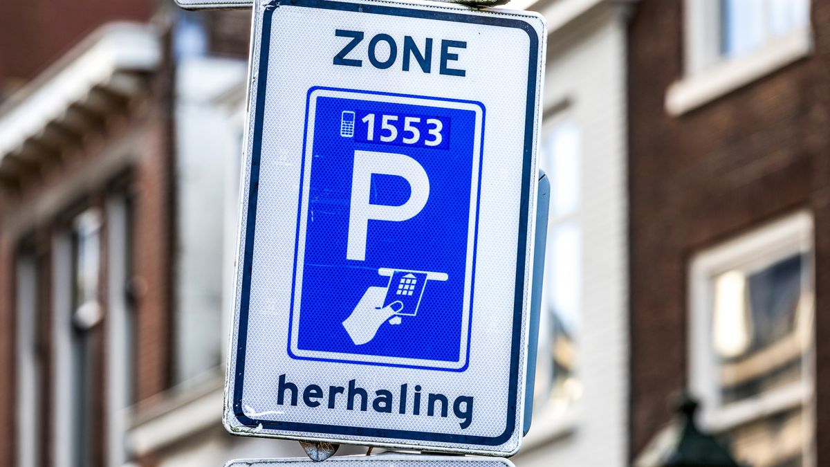 Betaalde parkeerzones in stad hebben gevolgen voor dorp: 'Mensen zetten 's ochtends hun auto neer'