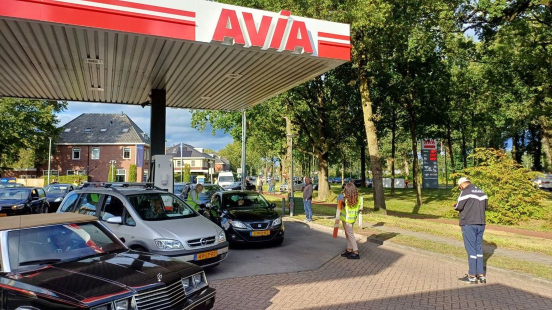 Flinke drukte vanmiddag aan de Kuipersdijk waar de eerst vijftig automobilisten gratis mochten tanken.