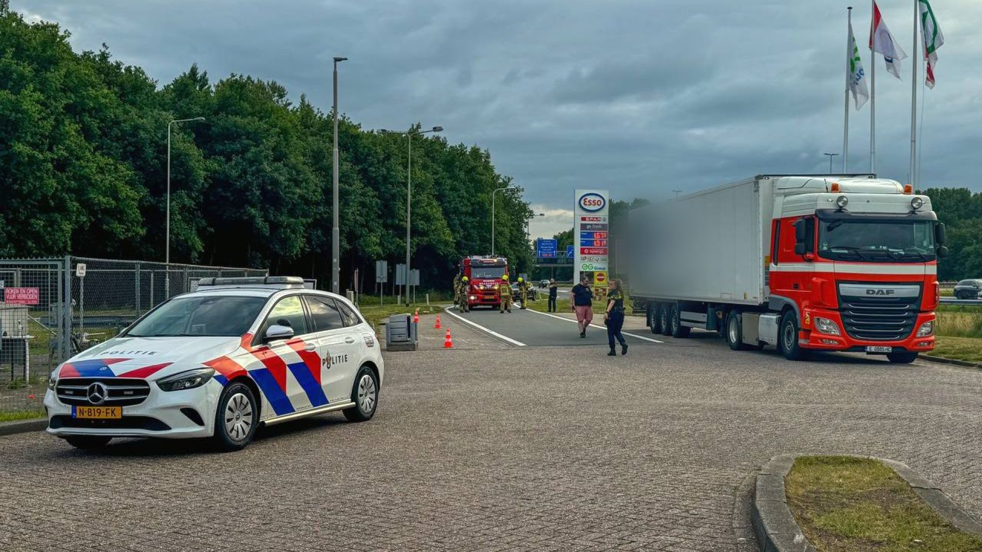 Duur ongeluk • auto en vrachtwagen botsen.