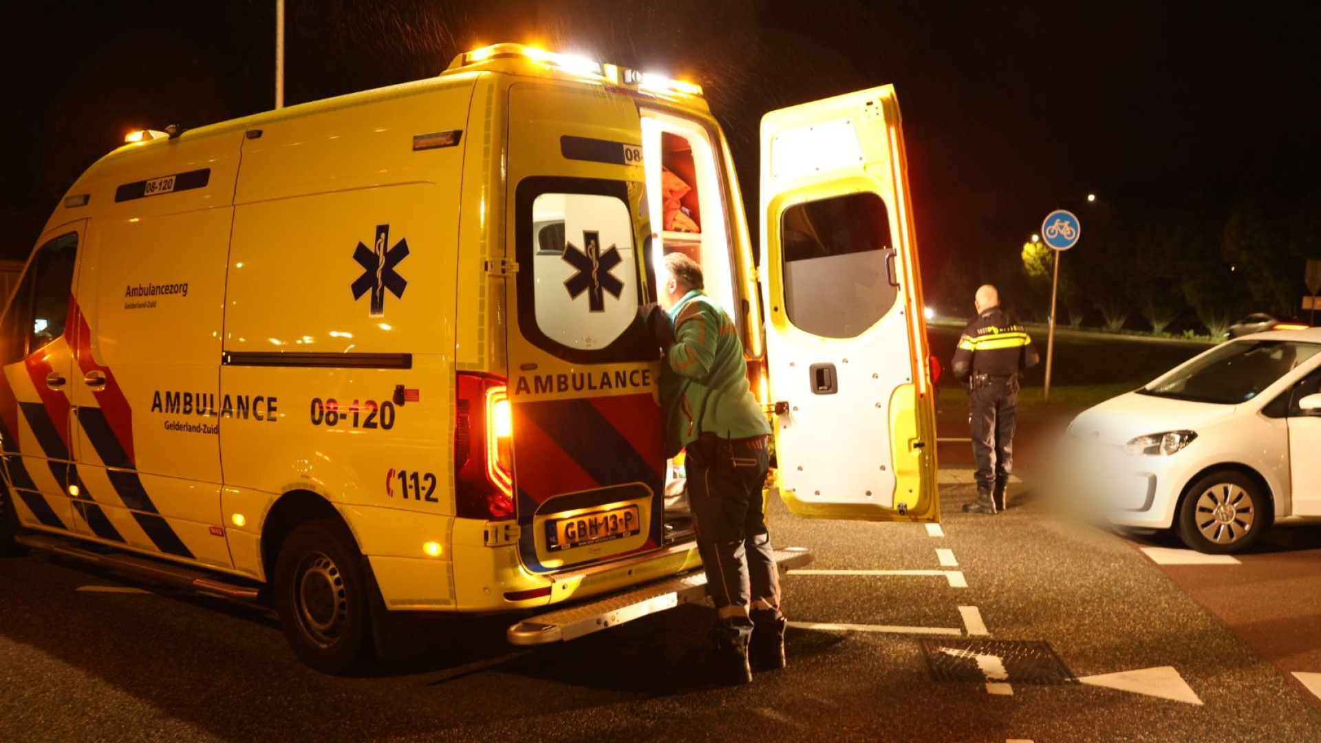 Brand op speelplaats • auto in sloot