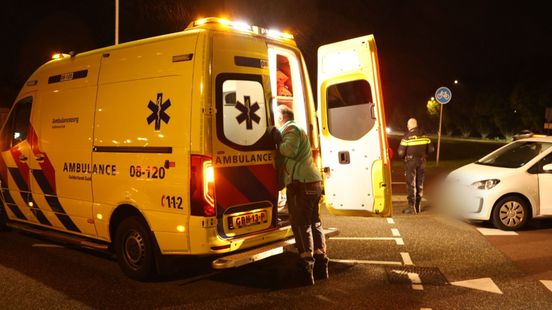 Brand op speelplaats • auto in sloot
