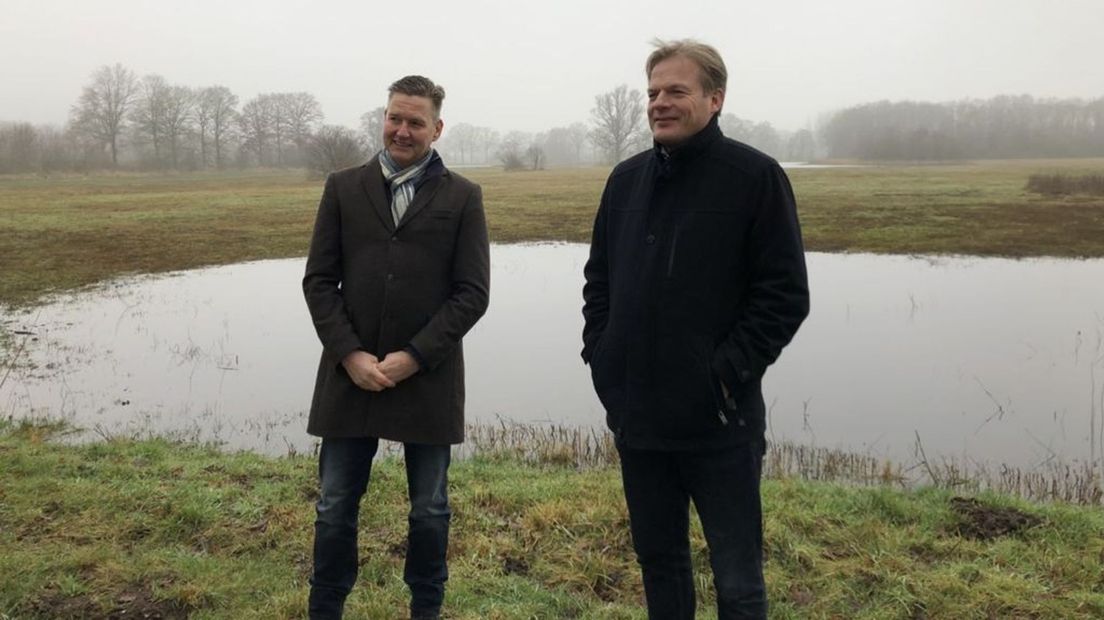 Walter Leemreize en Pieter Omtzigt bij het natuurgebied aan de Kalverbroeksdijk, waar de beoogde Noordtak dwars doorheen komt te liggen.