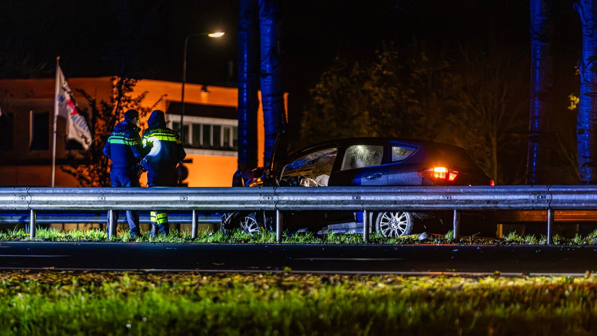 Spookrijder botst tegen vangrail bij Sneek