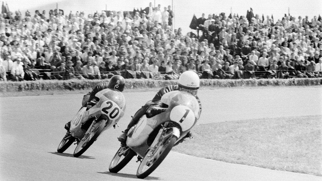 De 50cc-klasse was populair bij Nederlandse motorcoureurs (Paul Lodewijkx, met nummer 20,  wint in 1968) (Rechten: ANP Historisch Archief)