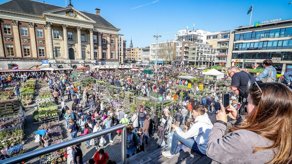 Drukte op de bloemetjesmarkt