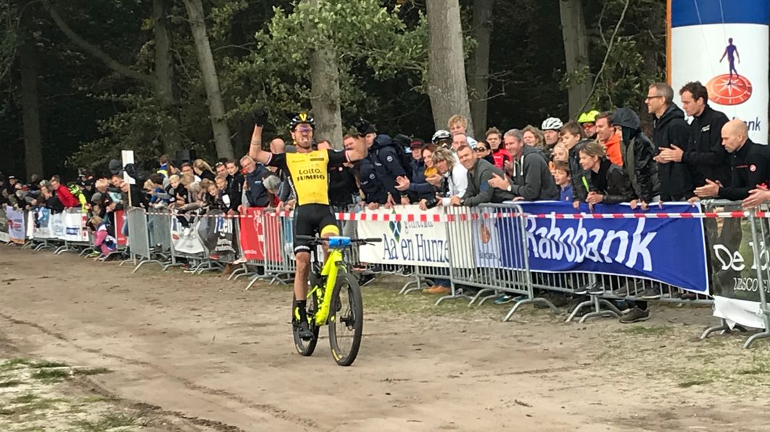 Lars Boom prolongeert Nederlandse titel op de mountainbike (foto; RTV Drenthe/ Karin Mulder)