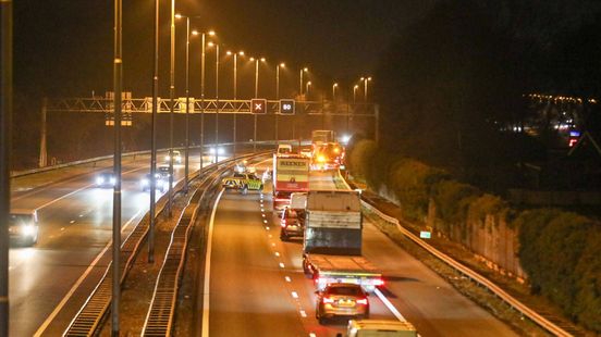 Ongeluk met meerdere voertuigen op A1, flinke vertraging