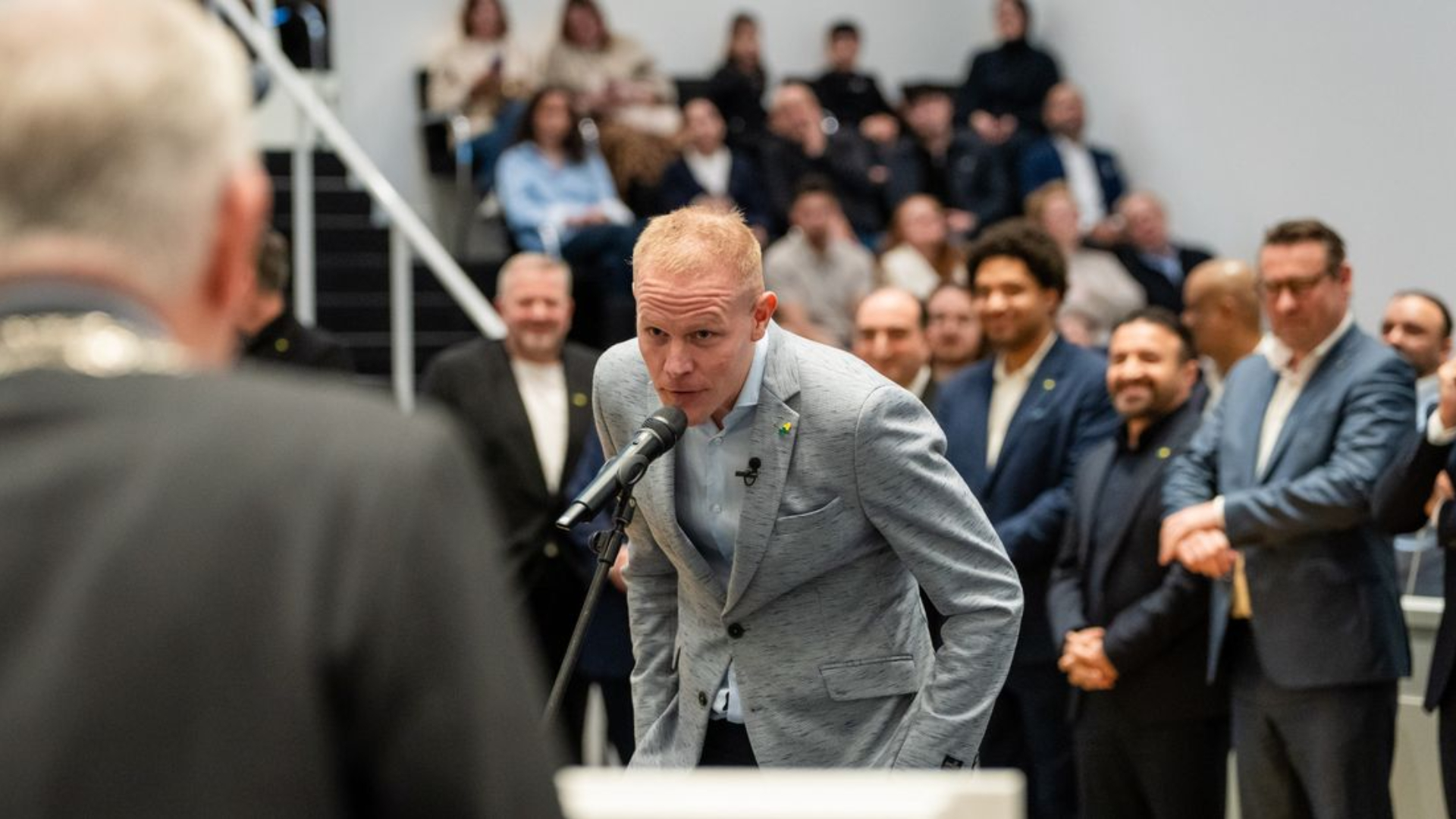 Tom Beugelsdijk bij de installatie in de Haagse gemeenteraad
