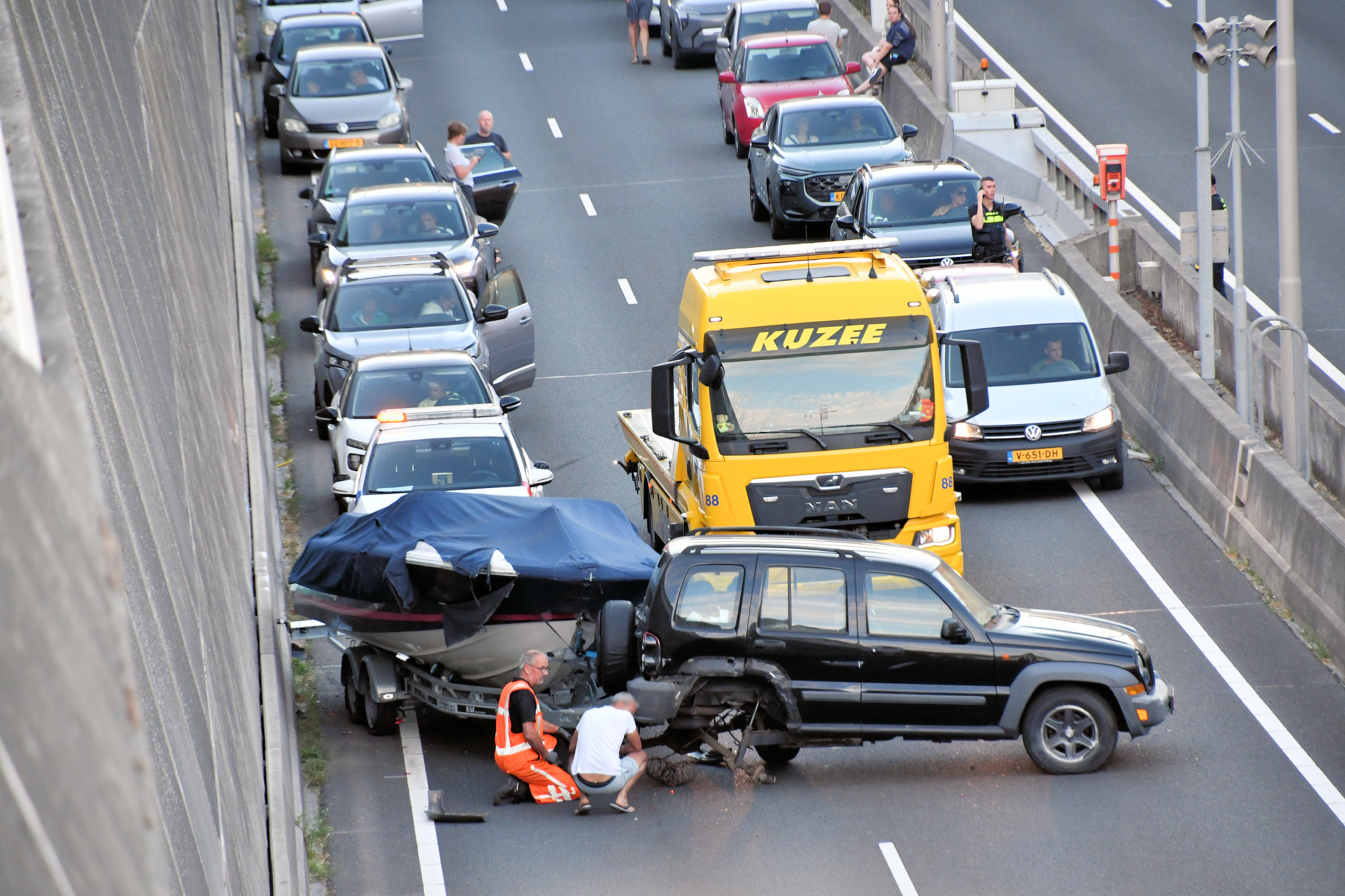 Achterwiel schiet los: auto met aanhanger blokkeert N57