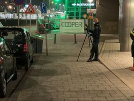 Agenten doen woensdagochtend sporenonderzoek bij de flat.